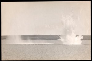 Ansicht einer Unterwasserexplosion, mit Wasser, das aus der Oberfläche aufsteigt, während des Baus des Panamakanals, 1913